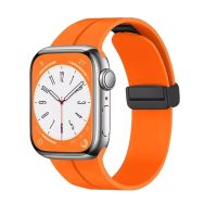 eses Cureaua din silicon pentru Apple Watch - Magnetică portocalie L - 42 mm, 44 mm, 45 mm, 49 mm