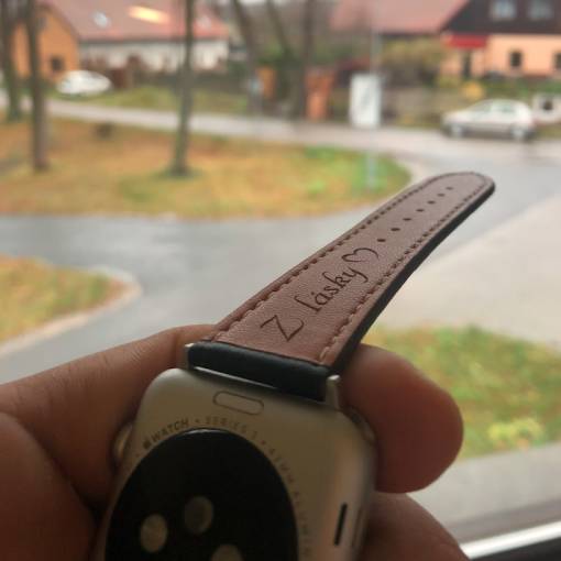 Foto - eses kožený řemínek s gravírováním "Z lásky" pro Apple Watch černý s bílým prošíváním 42mm/44mm/45mm